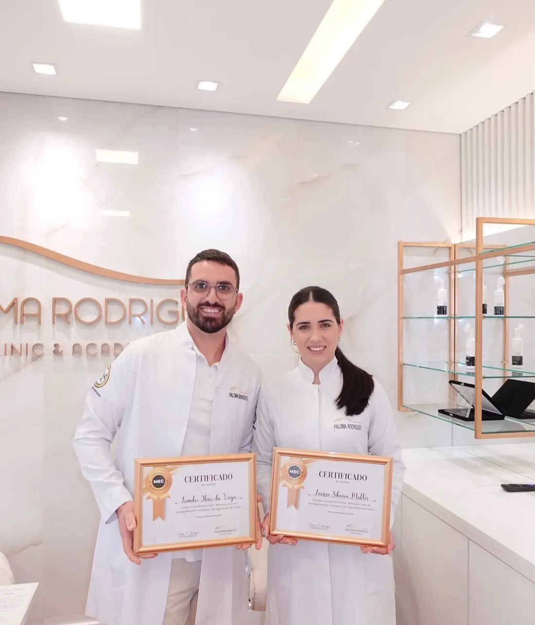 Equipe da Espaço Mais Laser com os certificados de formação em remoção a laser